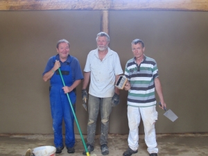 Die „Verputzer” freuen sich über das Ende der Lehmputzarbeiten im Innenbereich