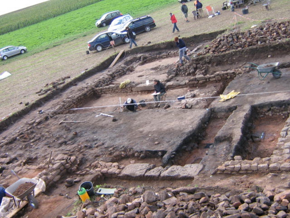 Ein Blick auf das Grabungsgelände - römische Schmiede 2010